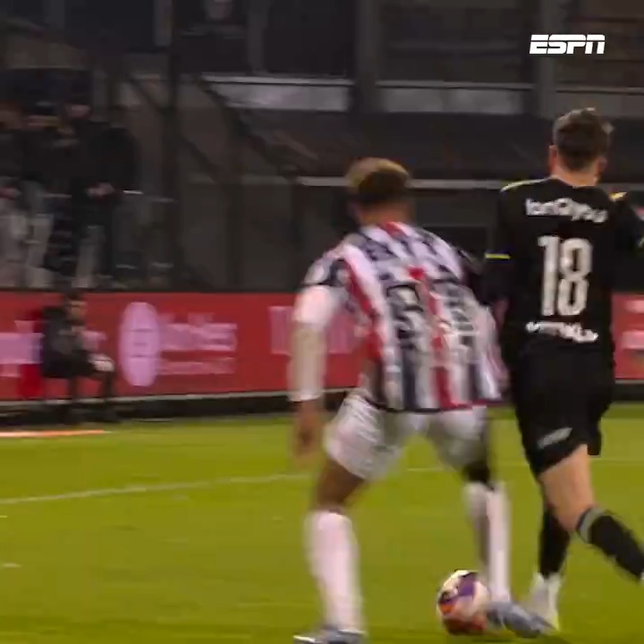 Zeg het maar! 🤔 Penalty of niet? 👀 #VoetbalopVrijdag