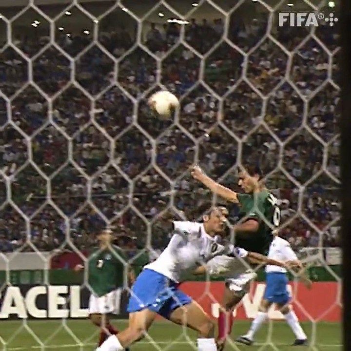 El centro de Cuauhtémoc Blanco 🥰 El cabezazo de Jared Borgetti 😍 ¡Golazo histórico de @MiSeleccionMX en la #CopaMundialFIFA! 🇲🇽