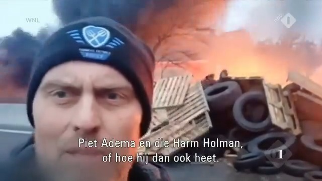 Piet Adema zal in het centrum van belangstelling komen staan, zegt Mark van den Oever van FDF, terwijl hij voor brandende pallets staat. Een verkapt dreigement? Caroline van der Plas vindt van niet. “We moeten het nu eens hebben over hoe we de problemen van de boeren oplossen.” #Op1 #WNL