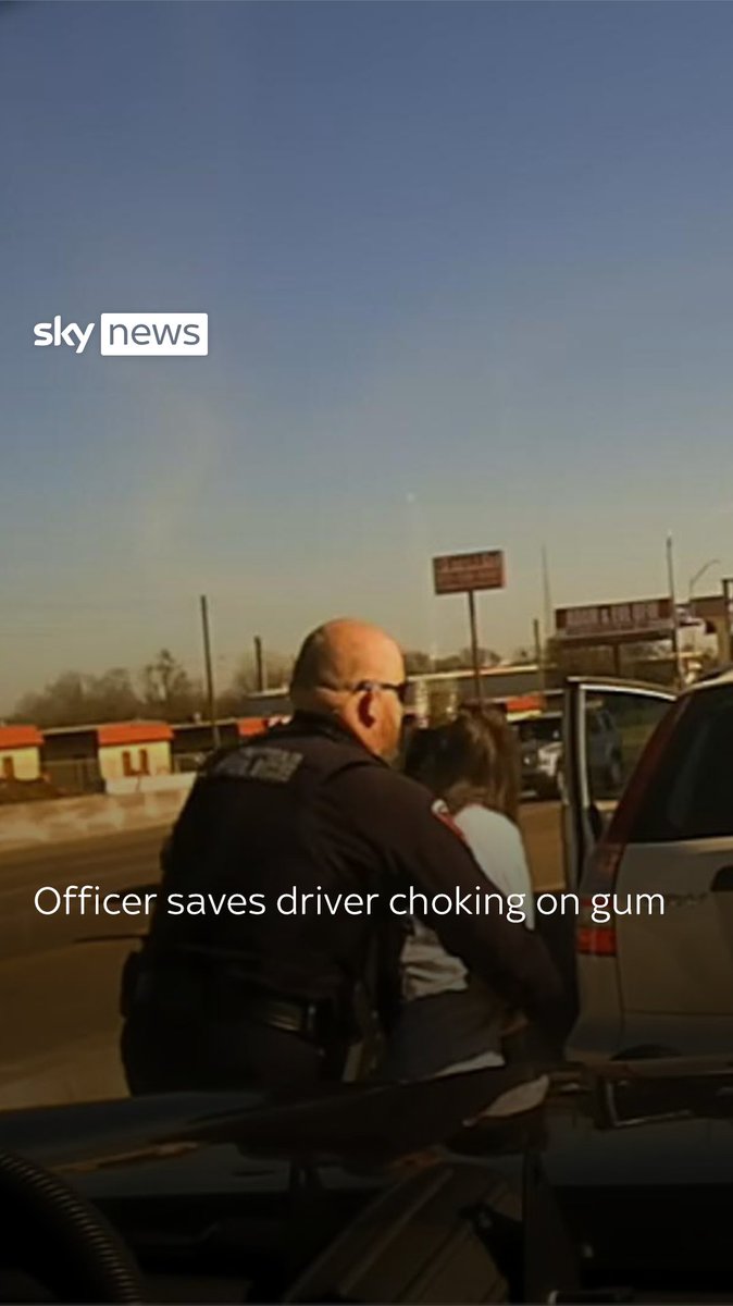 A police officer in the United States has saved a driver who was choking on a piece of gum. Watch more videos: