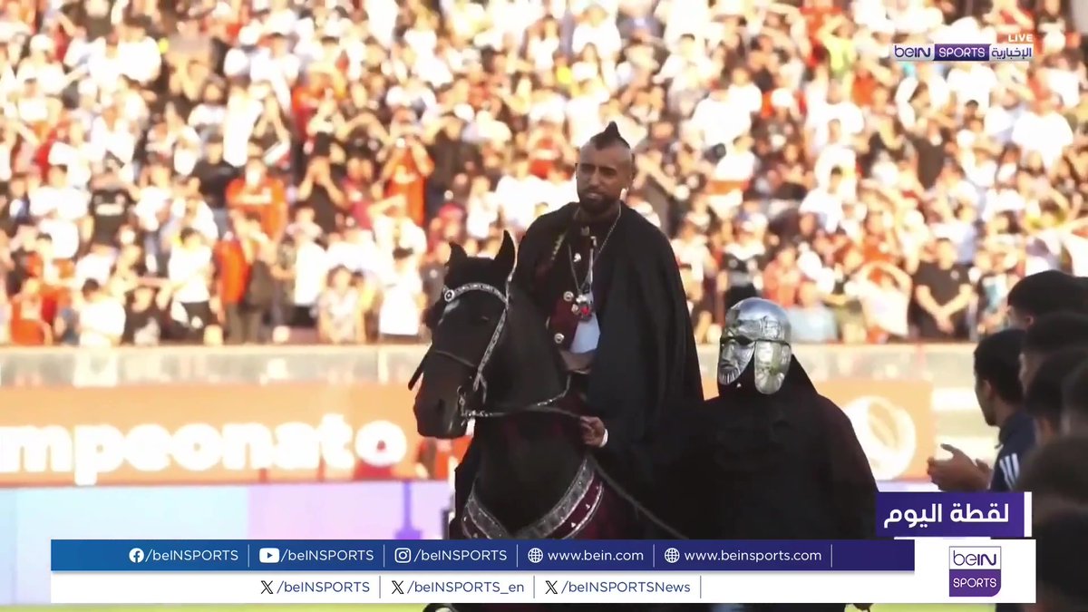 🔔🎥#لقطة_اليوم | عاشت جماهير نادي كولو كولو التشيلي لحظات حماسيّة بعد تقديم الوافد الجديد أرتورو فيدال في ملعب مونيمونتال بالعاصمة سانتياغو، تقديم فيدال لم يخل من بعض الطرافة الغريبة على ملاعب كرة القدم ولذلك استحق أن يكون لقطة اليوم