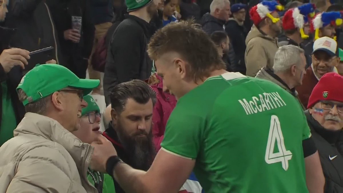 Joe McCarthy gives his Player of the Match award to his brother Andrew post-match. 💚 #FRAvIRE | #GuinnessSixNations