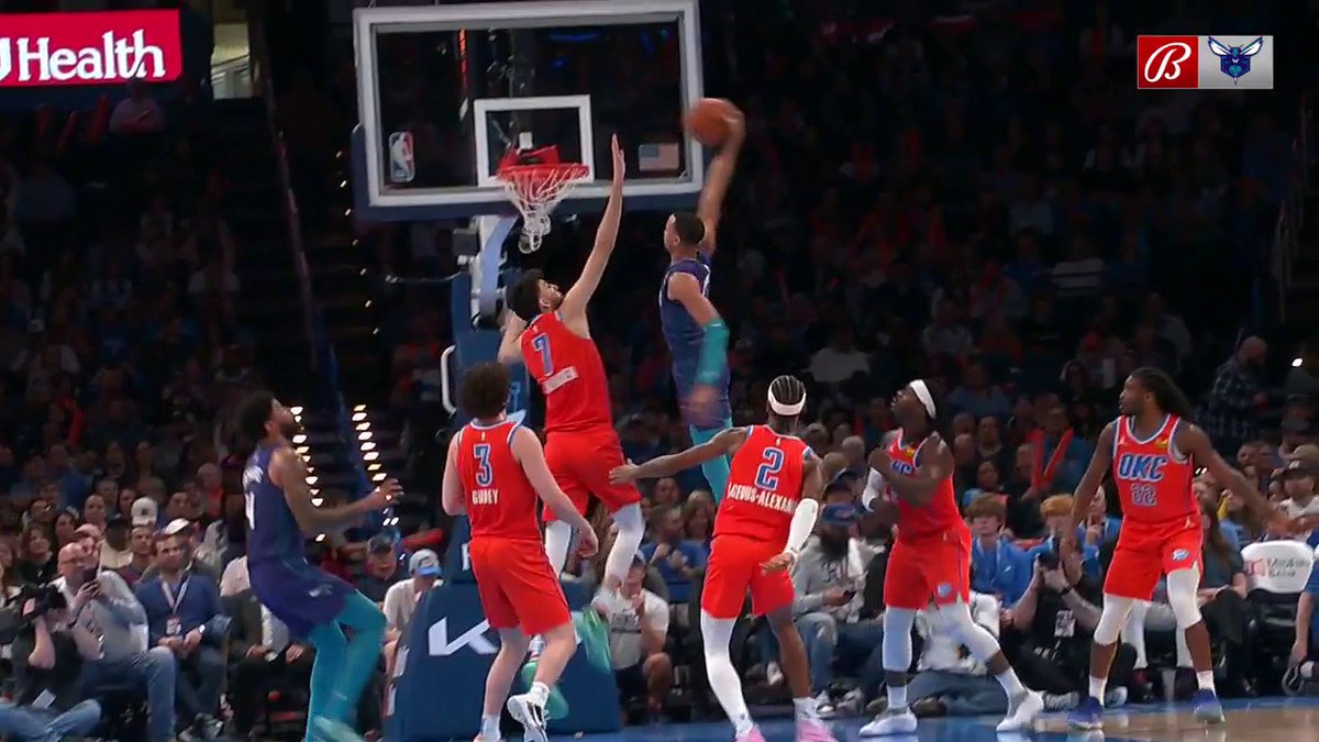 Look at Bryce McGowens 😤 Puts Chet on a poster.