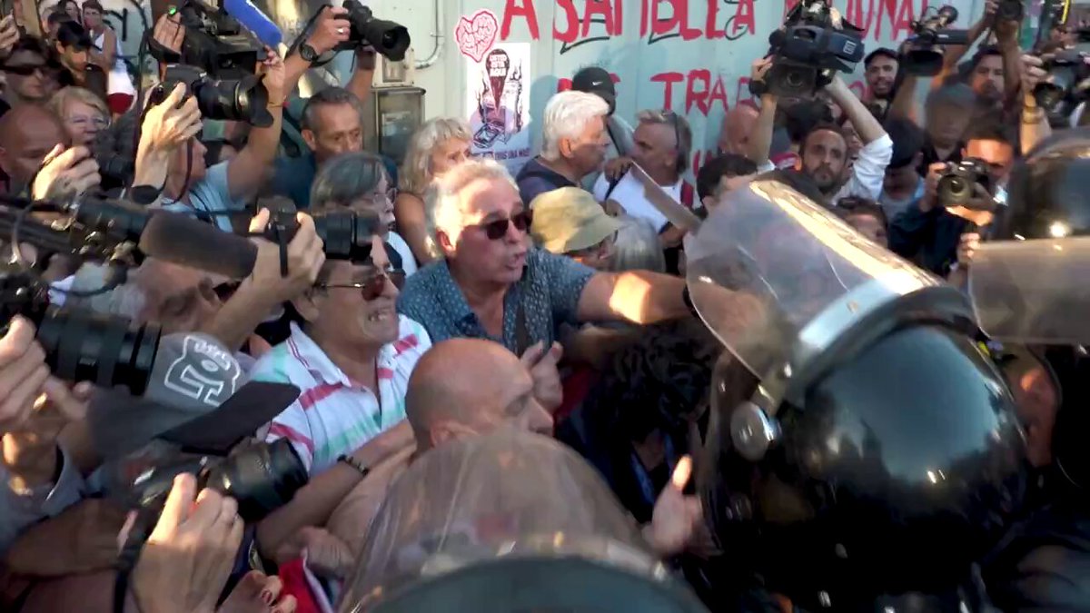 Imaginate salir armado hasta los dientes, con casco y escudo como si fueras a la guerra... pero vas a pegarle a unos viejitos. Seas el milico que pega, el funcionario que manda, o el boludo que festeja, además de sorete, sos un cobarde.