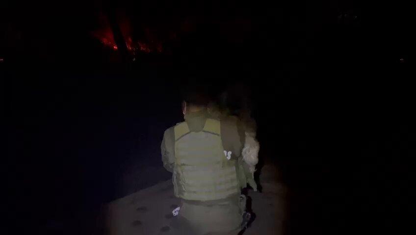 🚨 #Urgente: Nos encontramos desplegados apoyando las labores de rescate y extinción de los #IncendiosForestales en la región de #Valparaiso. Personal de Carabineros se encuentra rescatando a diferentes personas y mascotas en el sector del Olivar.