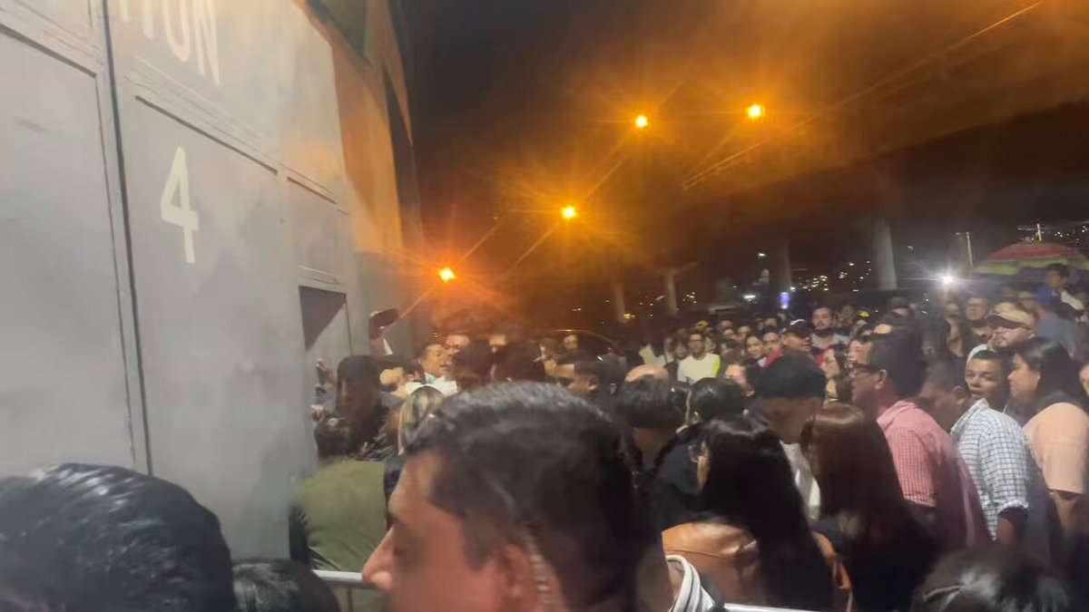 Solo en Honduras. Sobrevendidos boletos para concierto de Luis Miguel Estamos afuera y adentro full.