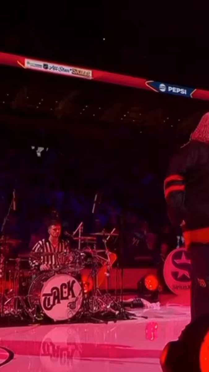 Such an honour to sing my song Run Away to Mars at the NHL All-Star Skills 💕💕🏒🏒