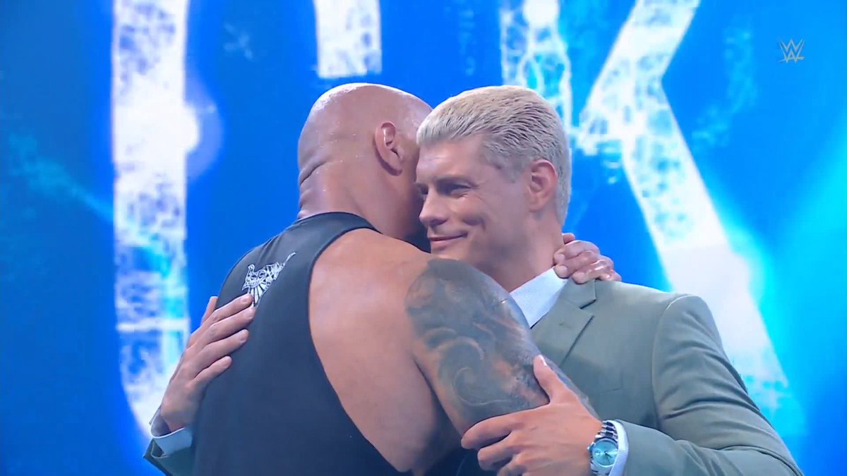 Ese abrazo de Roman Reigns y Cody Rhodes vale oro 🙌 #SmackDown