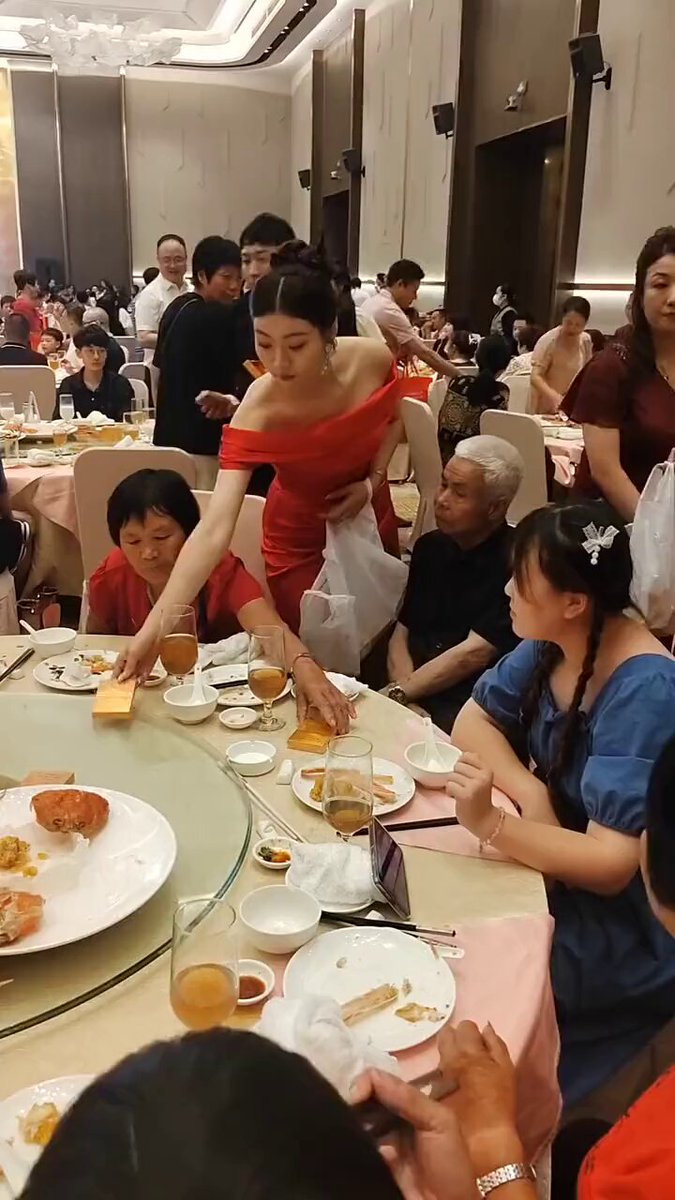 为什么放这么多烟？有知道原因的吗？