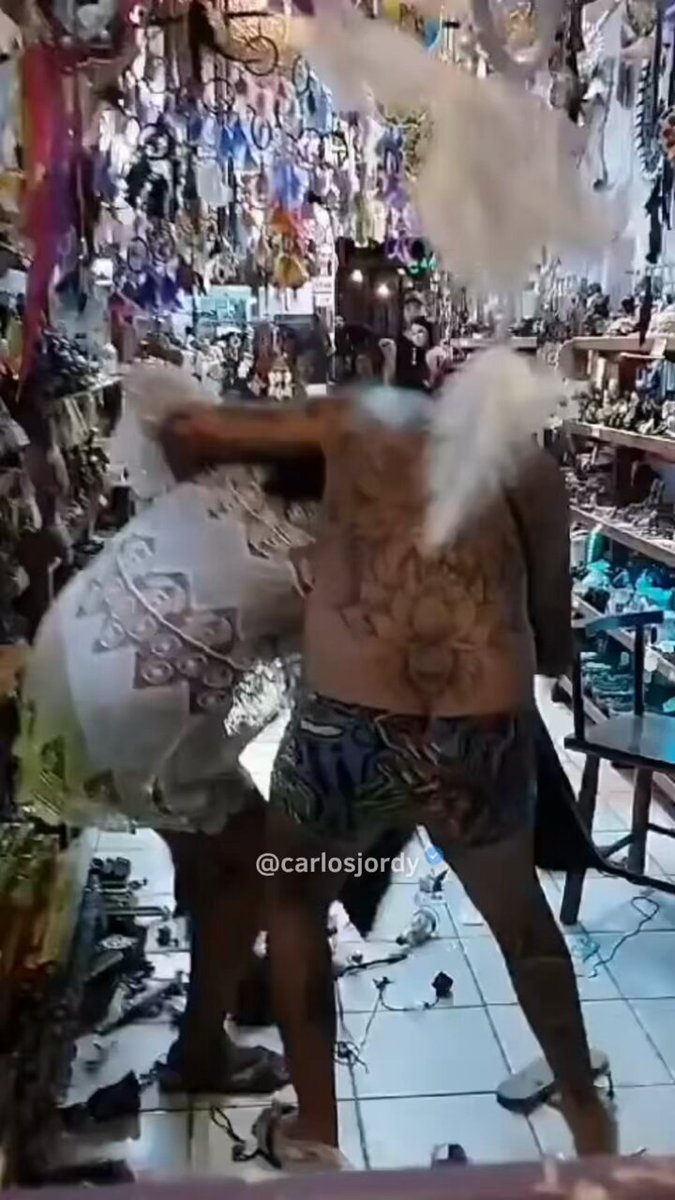 Mulher invade e destrói loja na Bahia. O motivo: a proprietária da loja é judia. Esquerdismo é doença!