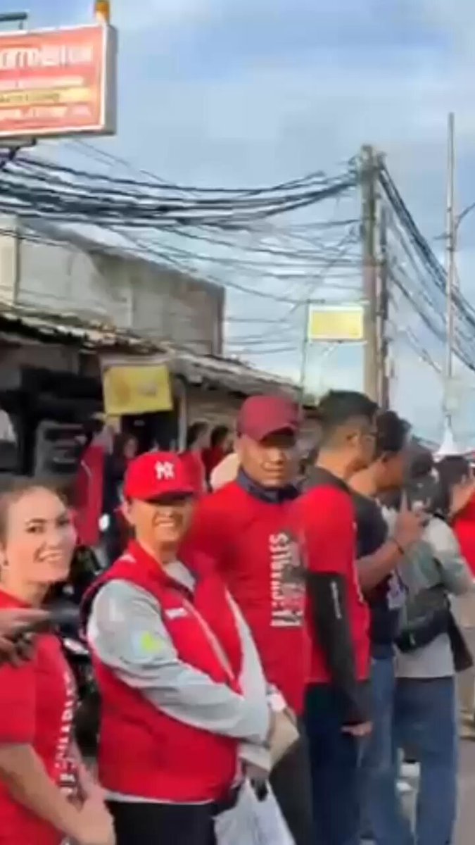 PDIP tambah solid setelah para pengkhianat keluar satu persatu. Salam m3tal, m3rah total, 03 M3nang total.🔥🤟 #GanjarMahfud2024 #AsalBukan02 Weekend pagi ini tampak ribuan massa pendukung Ganjar di Pluit Jakarta Utara memadati acara jalan sehat bareng capresnya (3/2/2024). Ada mbak Puan juga yang turut berpartisipasi dalam agenda tersebut. Semarak penuh antusias menyelimuti jalan sehat pagi ini, jadi semakin yakin dan optimis kalo Ganjar-Mahfud akan menang satu putaran pada Pilpres 2024. Aamiin ❤️🤟🏻