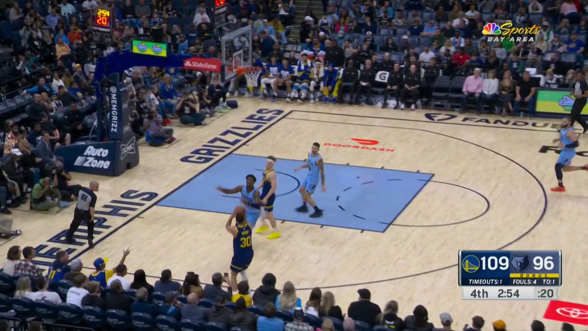 Steph pushes the Dubs' lead to 16 😮‍💨
