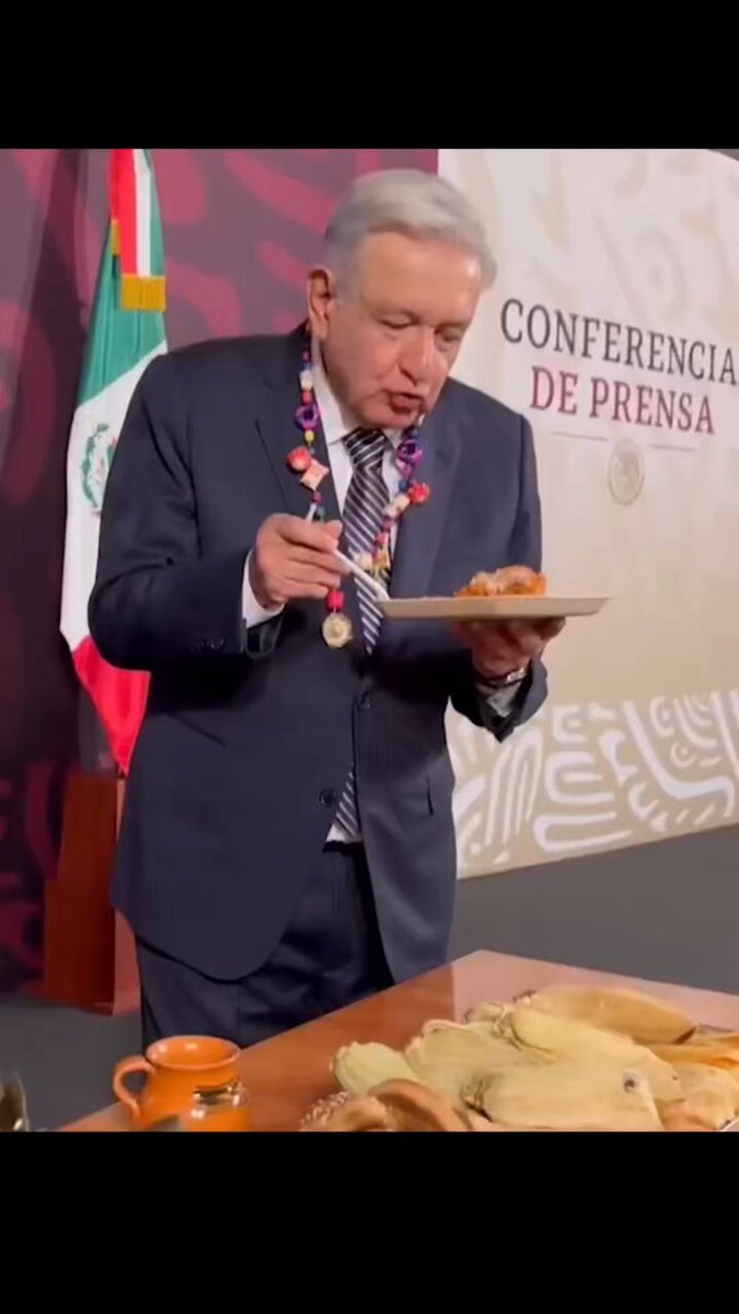 Hoy nos tocó compartir el desayuno ☕️con el presidente Andrés Manuel y los colegas 📰que asisten a las #mañaneras Cumplimos y le llevamos #Zacahuil, por ser el día de la #Candelaria2024 #CandelariaMañanera #suculento 😋dijo #AMLO al probar el 'Rey' de los 🫔tamales de la #HuastecaPotosina