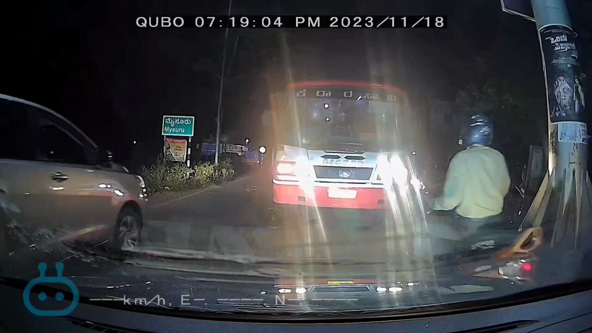📢 Make this person a hero ❤️ Courageous motorist 🛵 fights back bus 🚌 driving on the wrong way. Can we have 1,000+ such responsible citizens raising voice against traffic violations in our country? #TrafficHeroes #RoadSafety