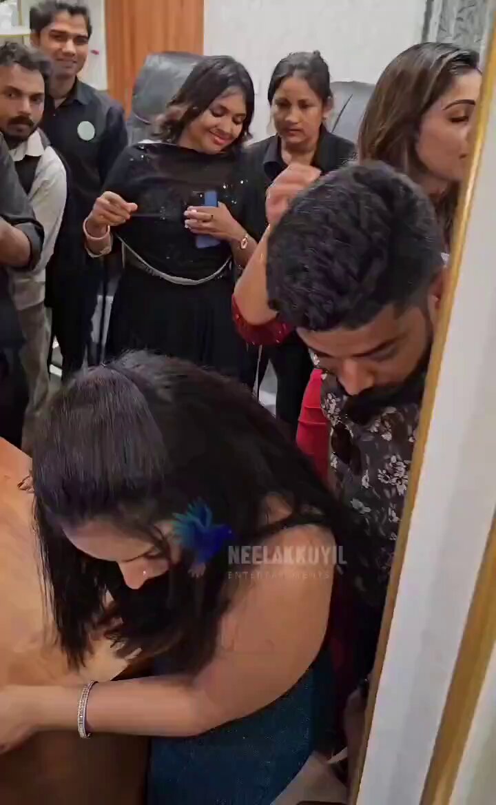 Rubbed🍑😛 the way she looked at Dat guy 😜and yeah she is new in my list she is my No:9 MALAVIKAMENON I LOVE BIG THICK FIT 🍑😋