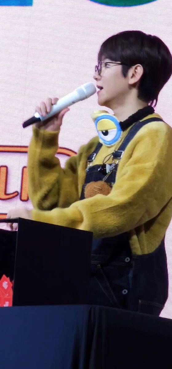 백현이: 혹시...어디 나라 사람이세요? 팬: 서울에서 왔는데요? ㅋㅋㅋㅋㅋㅋㅋㅋㅋㅋㅋㅅㅂ 존나웃겨