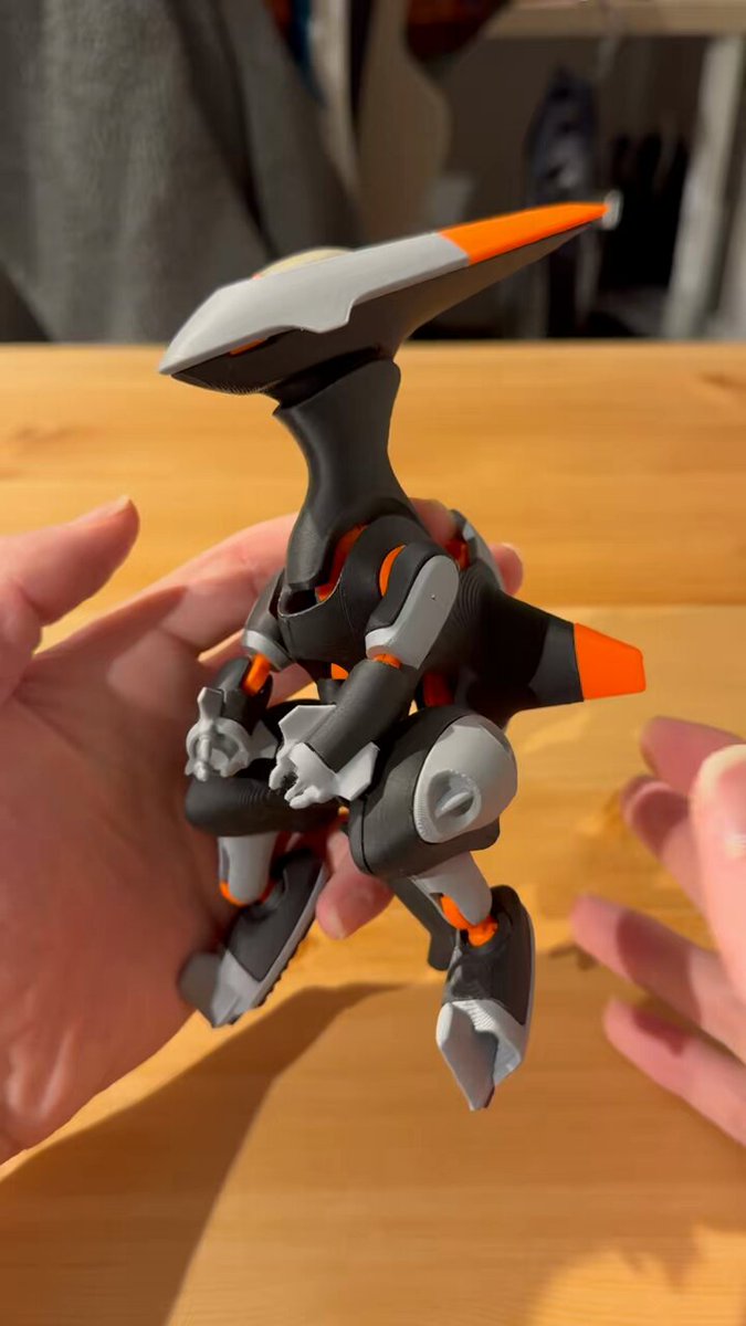 セプテイル V型の可動範囲です。 こんな感じでポージングできます。 あと大きさもわかってもらえると思います。 #ワンフェス #WF2024W #MARUTTOYS