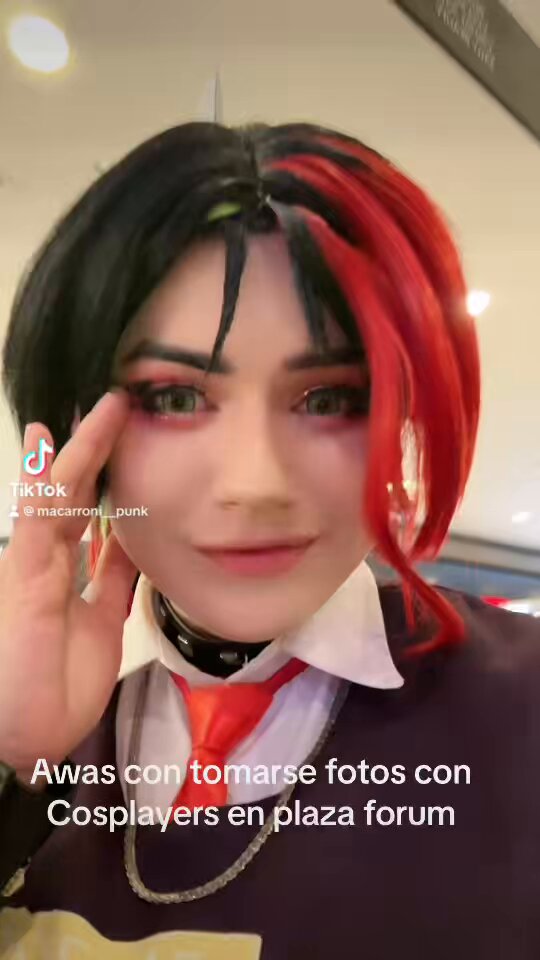 Al final me escapé con mi café pero nos querían sacar jajaja Entonces ya no se si negar fotos en plazas si estoy en Cosplay para no tener pedos … es que sentiría muy feo