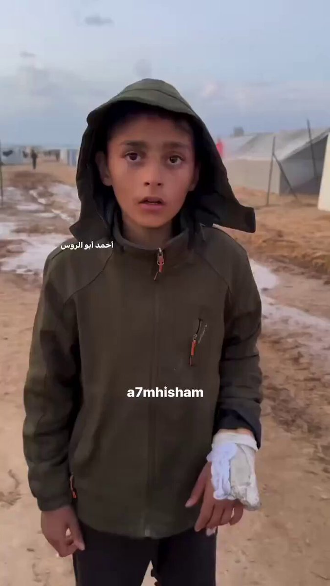 القارئ الجريح طفل غزاوي يتلو القرآن بصوت عذب من داخل أحد مراكز الإيواء في قطاع غزة.