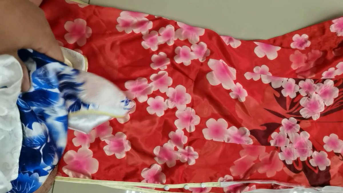 在白色旗袍的包裹下，射向红色旗袍