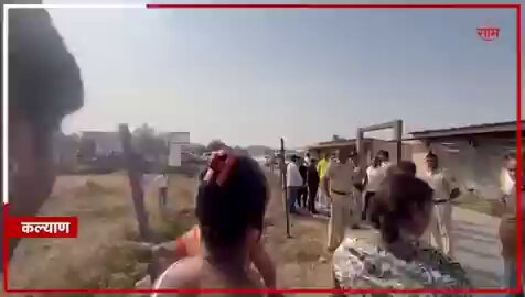 भाजपा आमदार गणपत गायकवाडला काही मंडळी सहानुभूती देत आहेत.त्यांच्या मुलावर आल म्हणून त्यांनी गोळीबाराचा प्रकार केला असा काहींचा सुर आहे. परंतु त्यांनी हा खालचा व्हिडिओ बघावा.जास्ती नाही,2 दिवसांपूर्वीची ही बातमी आहे. कल्याण मधील महार वतनाची जागा गणपत गायकवाडने हडपली आहे.तिथले नागरिक याविरोधात उपोषणाला बसले आहेत.कहर म्हणजे ही जागा त्याने एका गुजरातीच्या घश्यात घातली आहे. भाजपाई इथले उद्योगधंदे हे गुजरातला तर पळवतच होते,पण आता इथल्या जमिनी देखील ते गुजराती भडव्यांच्या हाती देत आहेत. आम्ही पुन्हा पुन्हा सांगतोय, भाजपा ही महाराष्ट्रद्रोही पार्टी आहे..!