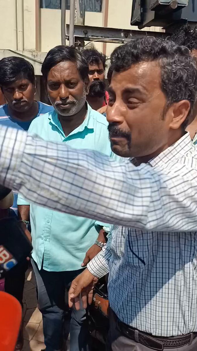 வீடு வாங்கிய ஒருவர் பட்டா கிடைக்காமல் கதறியழும் காட்சிகள்... நாவலூர் அருகே அமைந்துள்ள காசா கிராண்ட் அடுக்குமாடி குடியிருப்பு இருக்கும் நிலம் அனாதீனம் என அரசு நீதிமன்றத்தில் தெரிவித்துள்ளதால் குடியிருப்பு வாசிகள்