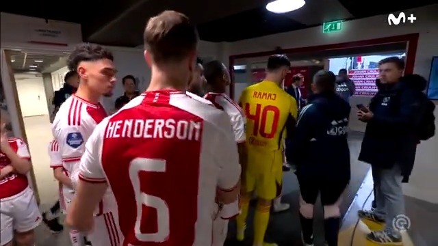 𝑳𝒊𝒅𝒆𝒓𝒂𝒛𝒈𝒐. Ese valor innato. 𝐇𝐞𝐧𝐝𝐞𝐫𝐬𝐨𝐧 ya ejerce de capitán en su estreno con el Ajax. #Eredivisie #LaCasaDelFútbol