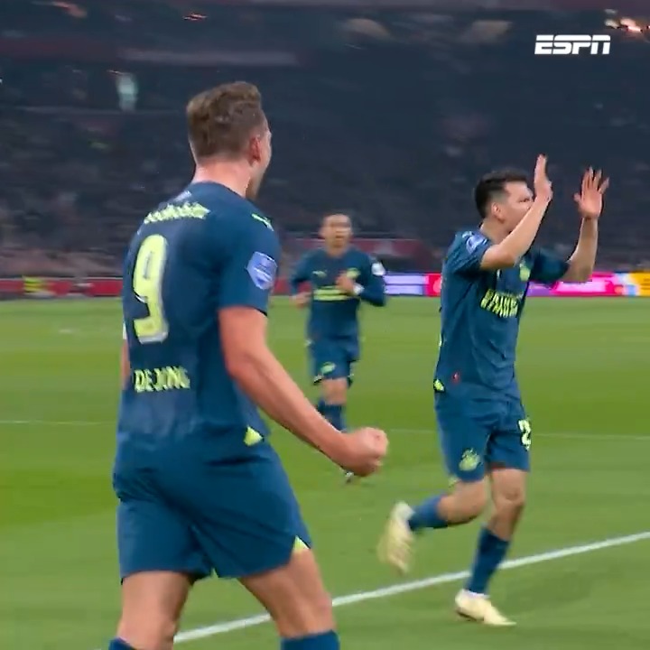 Luuk de Jong rondt een fraaie aanval knap af: 1-1 ⚖️ #ajapsv