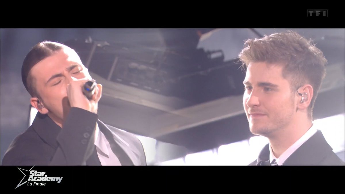 Les élèves sont devenus artistes 😍 Les finalistes, Julien et Pierre nous offrent un moment spectaculaire sur « Casser la voix » de Patrick Bruel. Suivez la Finale de la #StarAcademy ▶️