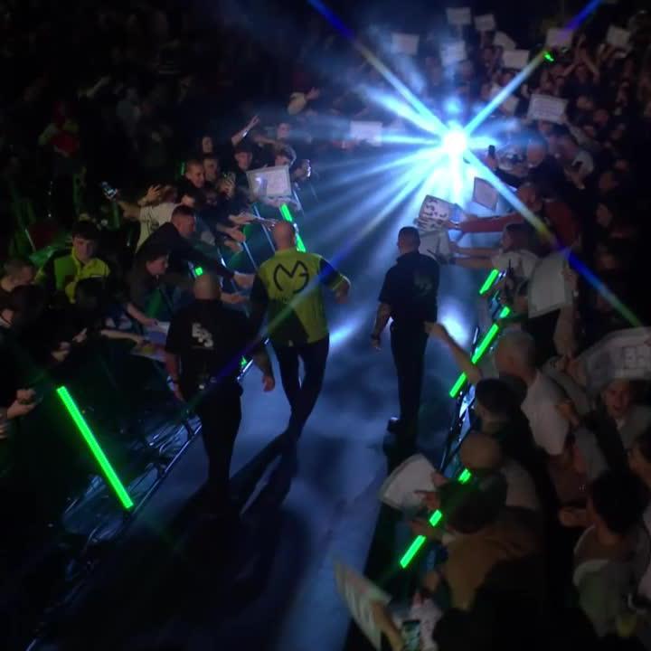 Wie geil kann man technische Probleme bitte überbrücken? 😂 DAZN-Kommentator Adrian Geiler und Experte Flo Hempel singen spontan die Walk-On-Songs mit 🙌 #DAZNmoment Die Cazoo Masters seht Ihr dieses Wochenende live auf DAZN und exklusiv for free auf Pluto TV. #DARTZN