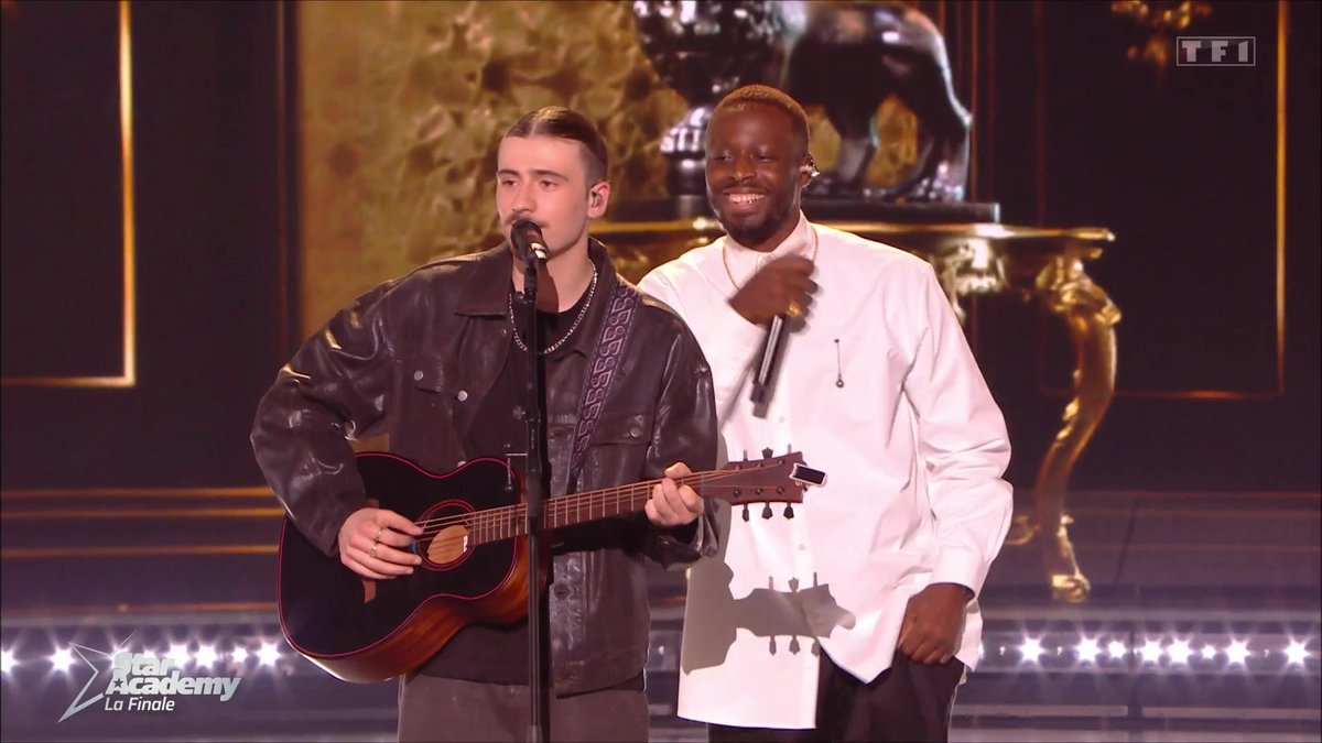 .DADJU fait une énorme surprise à Pierre ! 😲 Le finaliste nous interprète sa composition et le public la reprend à tue-tête, un moment inoubliable 😍 Continuez de suivre la Finale de la #StarAcademy ▶️