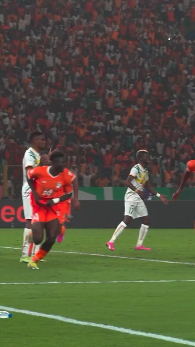 Ton coéquipier fait tout pour ne pas que tu enlèves ton maillot toi tu luttes pour enlever 💔 Eeeeh Le Wrouwrou National 😭😭😭 #CAN2023