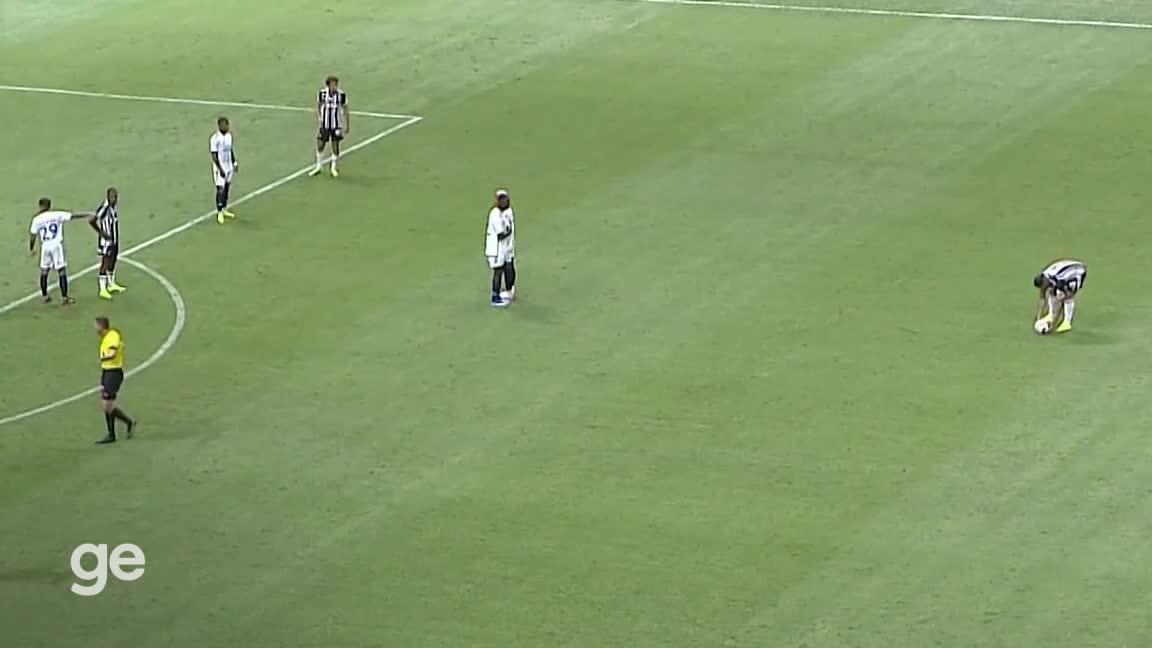 A malandragem do Hulk em Atlético-MG x Cruzeiro: com a barreira postada, craque chegou a bola um pouco para o lado quando o árbitro virou de costas. A cobrança da falta foi boa, mas Rafael Cabral fez boa defesa