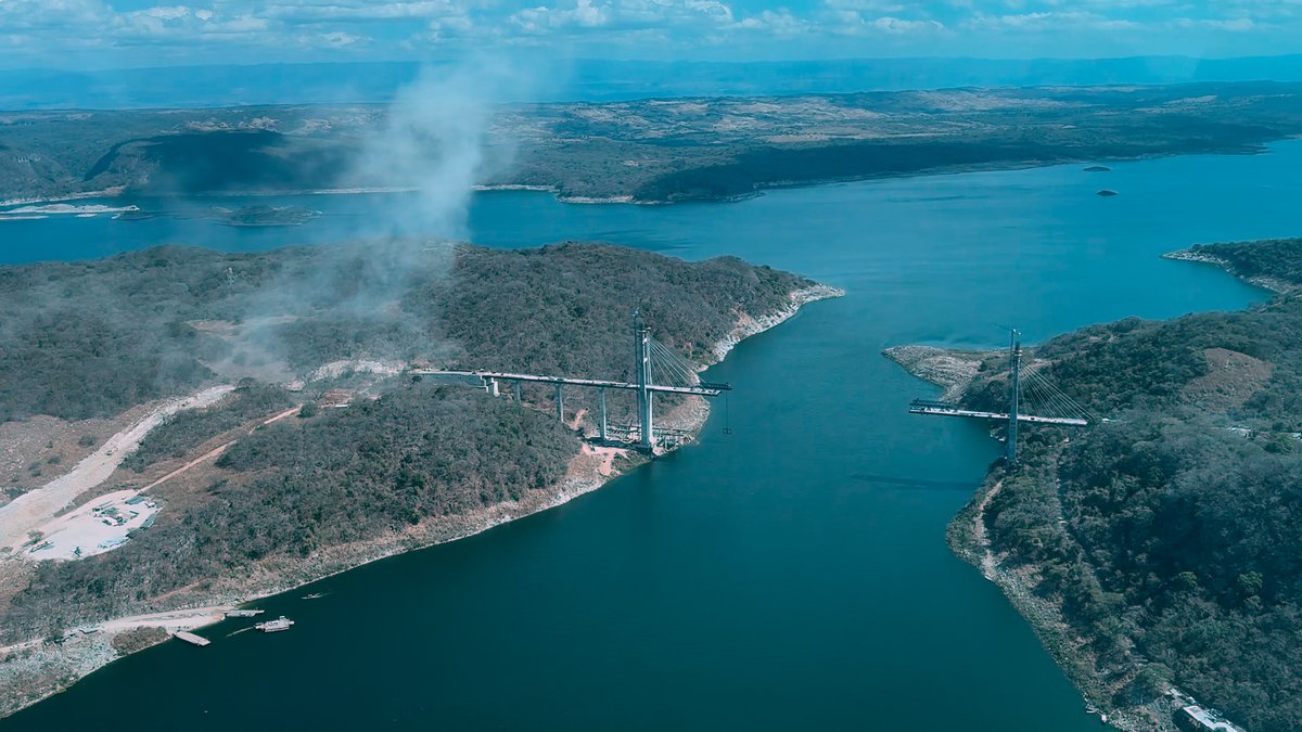 Hoy supervisamos la construcción de dos importantes puentes en la presa La Angostura: el puente La Concordia y el puente Rizo de Oro que permitirán el traslado de la gente en menos tiempo desde los pueblos y municipios de la frontera de Chiapas con Guatemala hacia Tuxtla Gutiérrez.