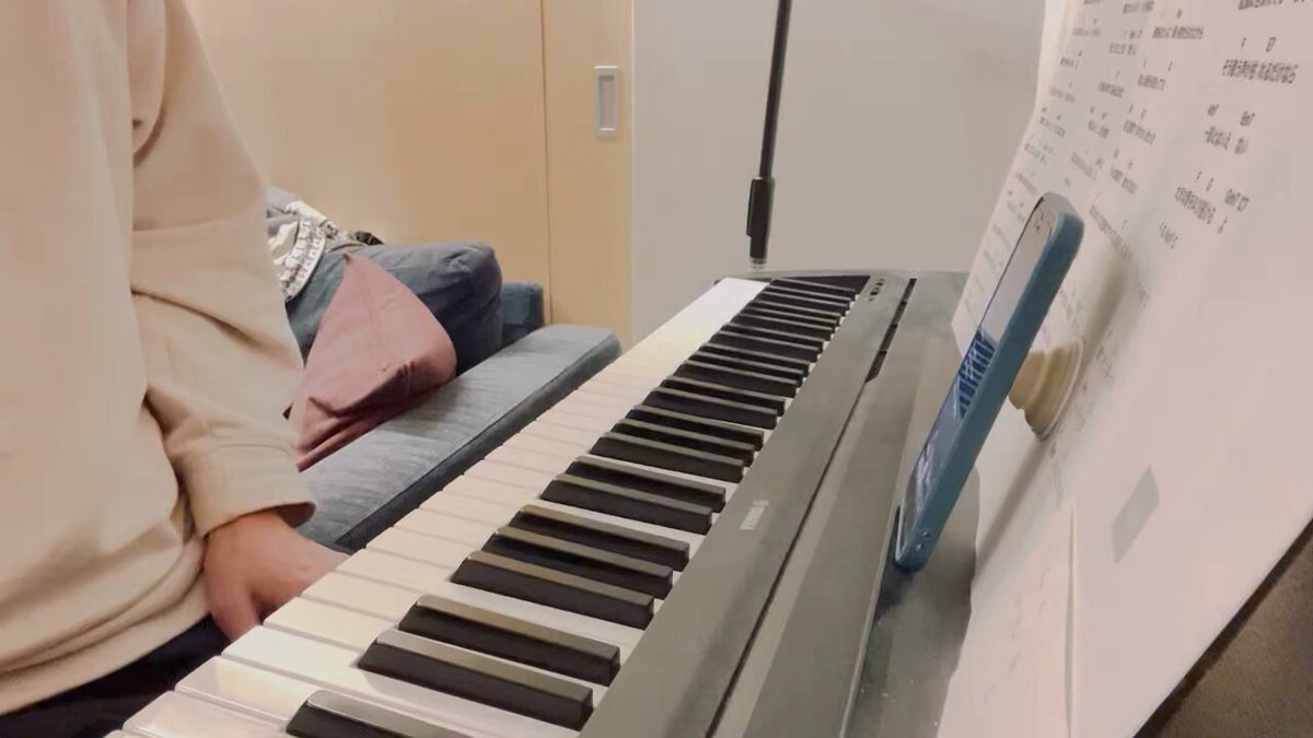 このポストを最初に見た時の衝撃とシナジーを忘れることができません。 路上のルールさんの普段からの投稿の言葉選びや物事の感じ方が文学的な美しさを内包してるのです。人間の生きることについての胸を締め付けられるようなかけがえのないものの美しさです。 伴って僕も路上のルールさんのあまりにも歌詞にしたい投稿に曲をつけましたので公開しますかしこ