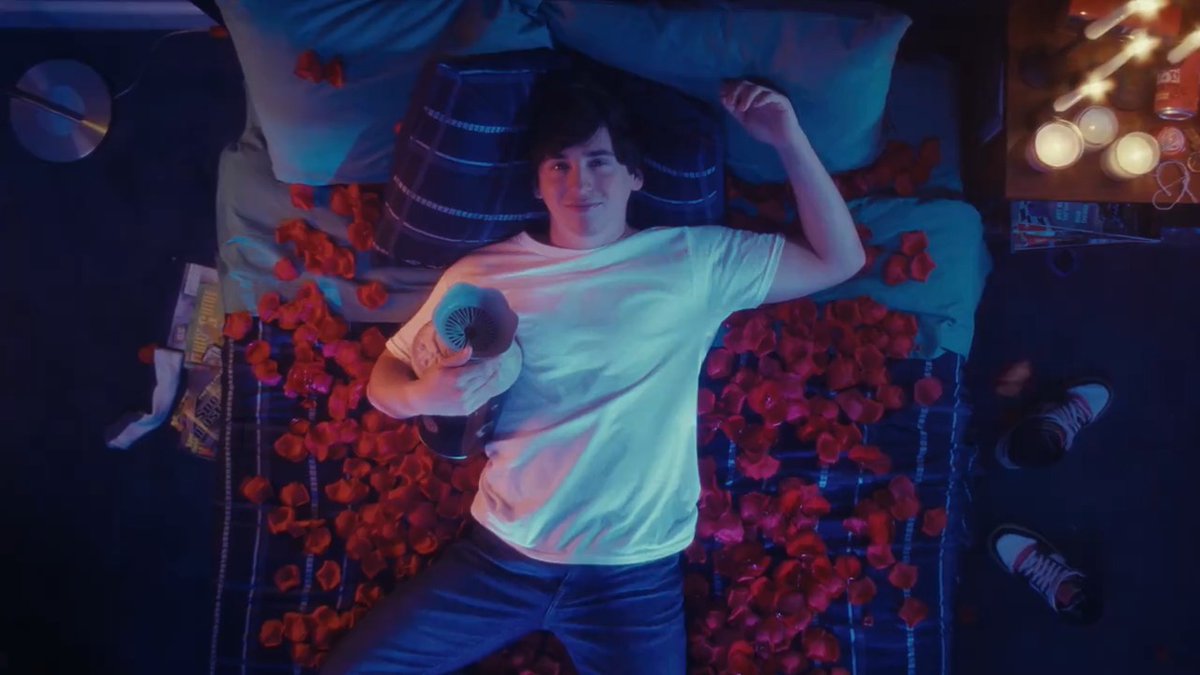 Ayo Edebiri and the SNL cast fall in love with the ‘DUNE’ popcorn bucket in a new SNL sketch.