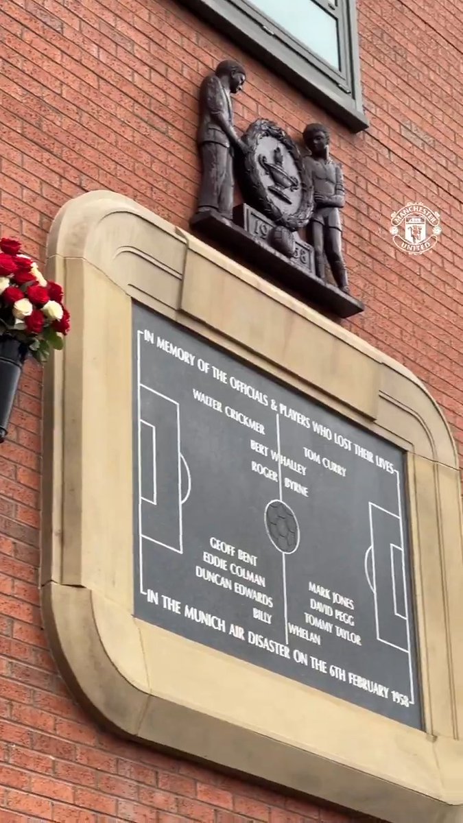 Supporters young and old gather by our Munich memorial ❤️ The names and legacies of those who perished on that tragic day shall never die. #FlowersOfManchester 🌹