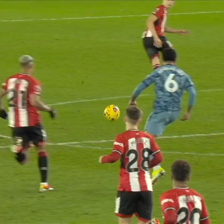 This Douglas Luiz pass 🤯