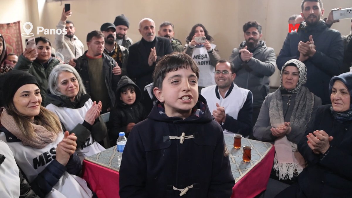 “Büyük Özgürlük Yürüyüşü”nün Qers kolunda yer alanlar, Panos’ta bir çocuğun verdiği minik konser ile keyifli anlar yaşadı.