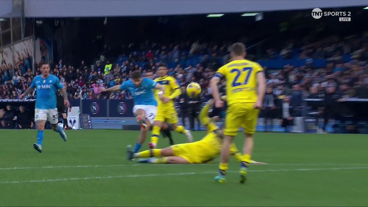 Khvicha Kvaratskhelia 🇬🇪 voulait gagner aujourd’hui alors il a lâché ça. 😳☄️ 🎥 Football on TNT Sports