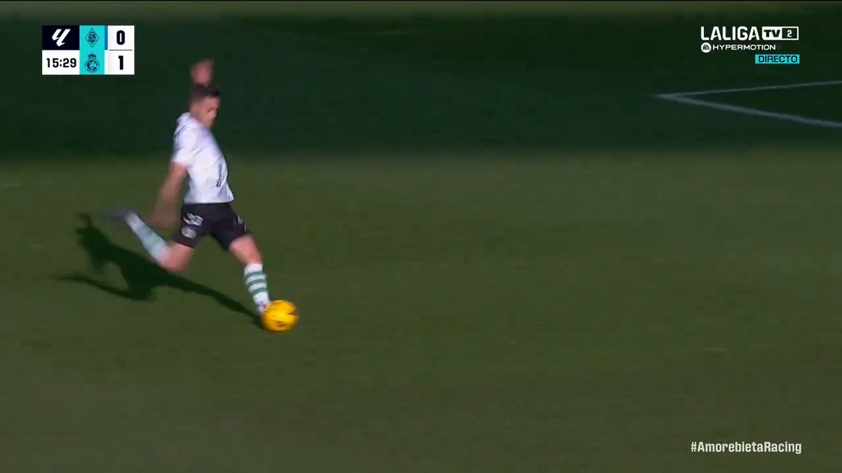 Pongan este vídeo en las escuelas de fútbol para enseñar cómo tirar una falta ✨🙌 Real Racing Club #LALIGAHYPERMOTION