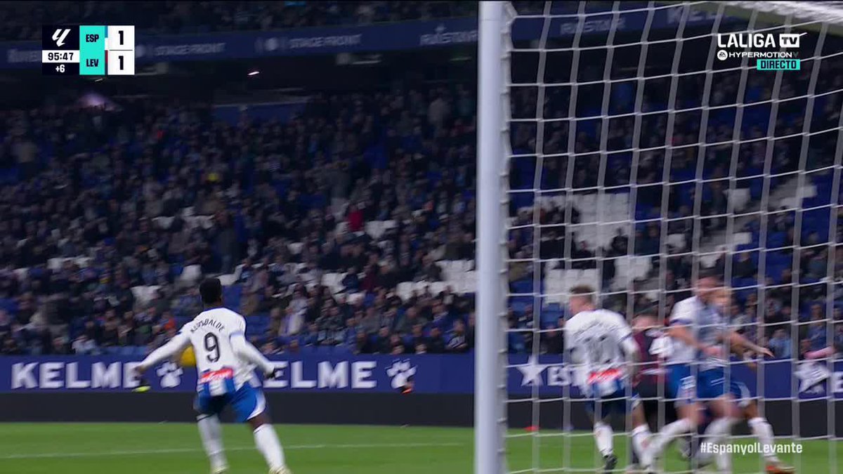 La acción de Keita Baldé por la que el Levante reclamó penalti ante el Espanyol #LALIGAHYPERMOTION