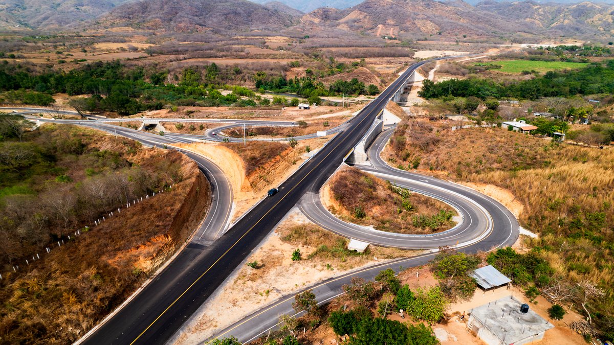 Inauguramos la carretera de Oaxaca a Puerto Escondido. En dos horas y media se llegará de la capital a la costa. Está la gente feliz feliz feliz.