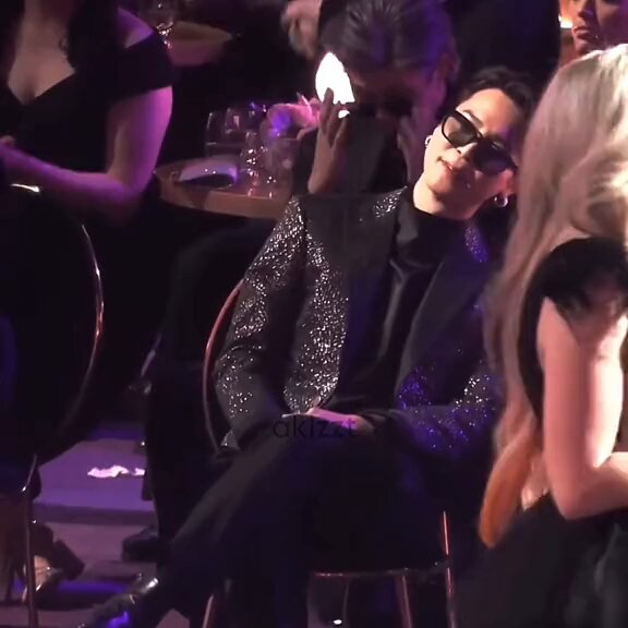 nada tira da minha cabeça que eles apostaram nesse dia e aparentemente o jimin saiu vencendo