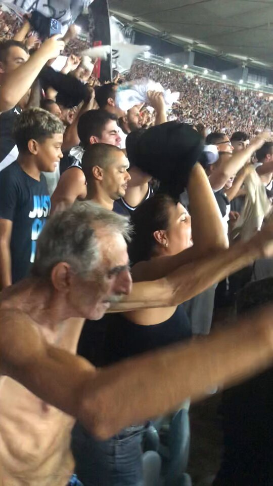 Esse é meu pai aos 82 anos num Vasco x flamengo, numa noite de domingo mto chuvoso no RJ. Vcs ainda querem saber pq sou Vasco? #vasco #vasxfla #maracana