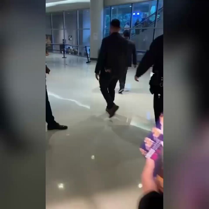 Repost • @hollywoodunlocked #KillerMike is taken away in handcuffs following him winning 3 Grammys (Swipe Left) 📹 @hollywoodreporter | Getty Images