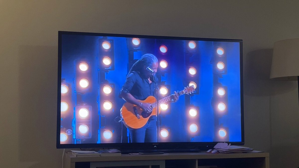Tracy Chapman singing Fast Car 🥲❤️ James: “I just got chills” My mom: *incomprehensible* Me: Are you crying? My mom: *crying* I don’t know why