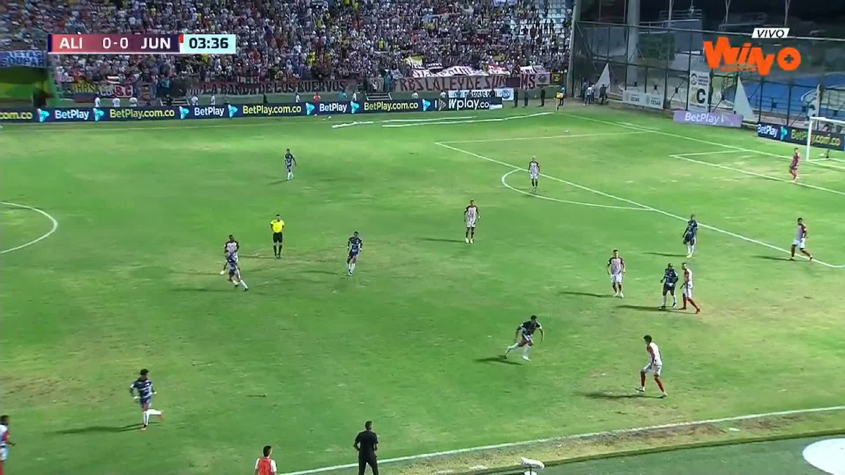 ➕Gabriel Fuentes empezó a tirar magia y Yimmi Chará revienta ese balón en el palo!🦈⚽🔥 #LALIGAxWIN