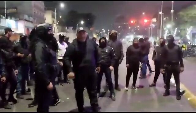 #miranda #petare Estos sujetos se identificaron como “corredor de seguridad de Cara Al Río” y esta acción fue por la detención de miembros armados de ese grupo en horas de la tarde por parte de PoliSucre.