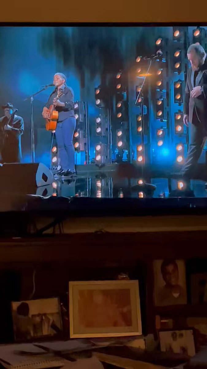 What a moment! Tracy Chapman is just regal! 👑 #GRAMMYs